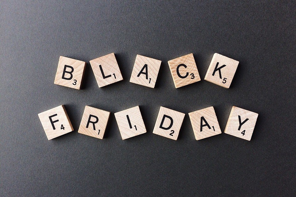 Egyetemi foci balhéból a vásárlás fekete ünnepe: amit a Black Friday-ról tudni kell!
