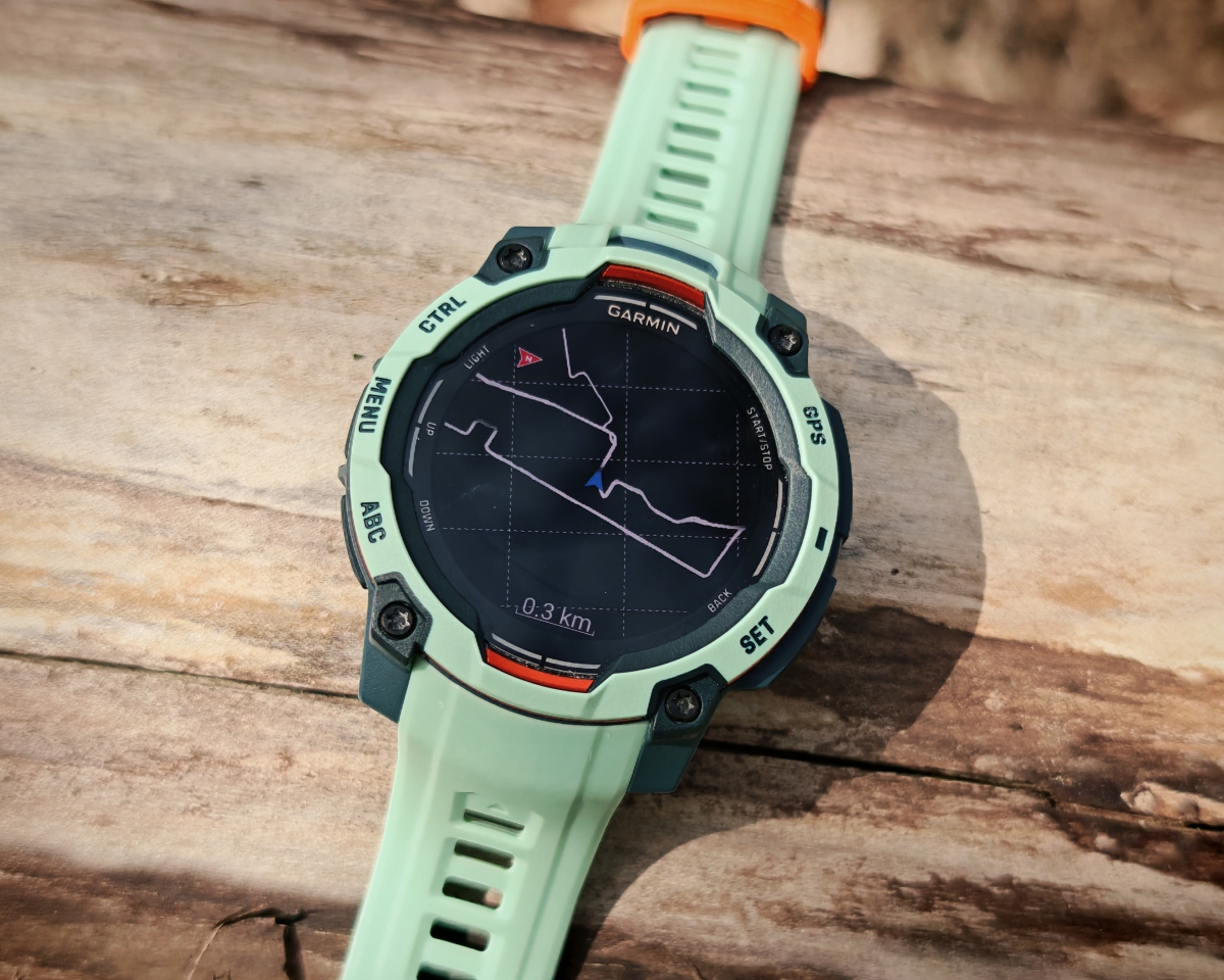 Garmin Instinct 3 AMOLED okosóra teszt: túrára fel