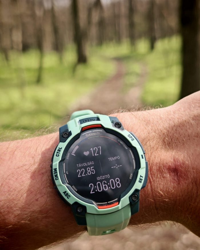 Garmin Instinct 3 AMOLED okosóra teszt: túrára fel