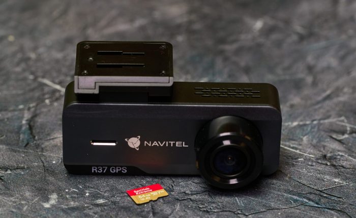 Navitel R37 GPS szemből