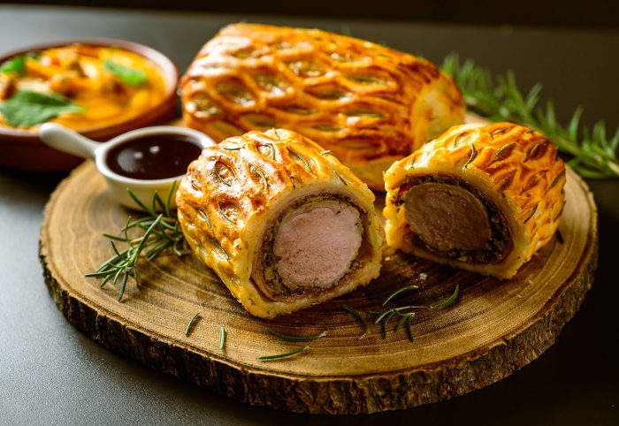 Wellington szűz, gyömbéres karamellizált diós édesburgonyapürével, vörösboros jus-vel