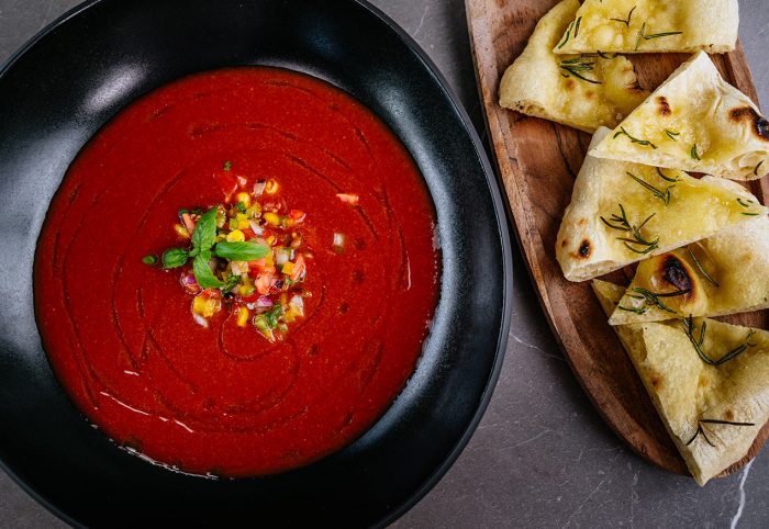 Füstös gaspacho rozmaringos házi lepénnyel